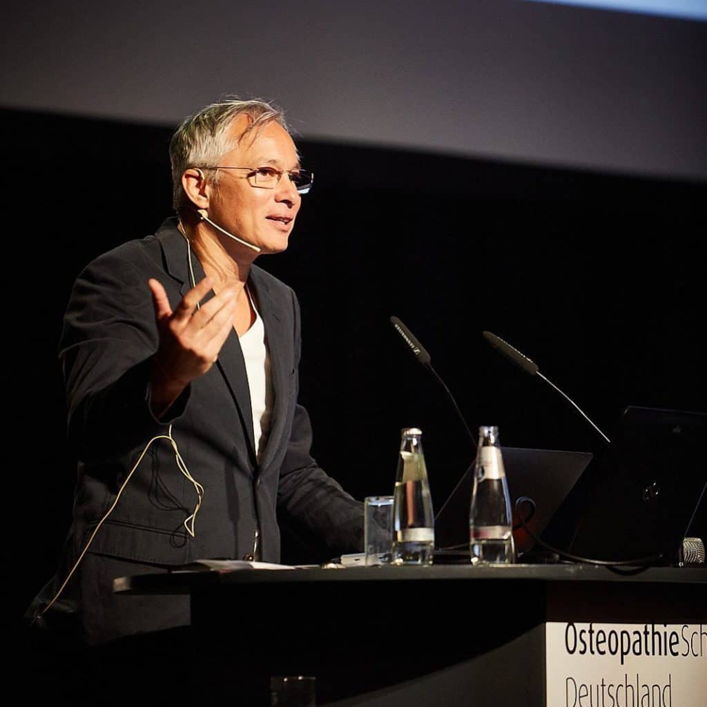 Un hombre pronuncia un discurso sobre osteopatía pediátrica en una conferencia en Hamburgo, Alemania.