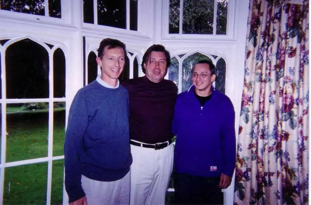 Drei Männer posieren vor einem Fenster für ein Foto und stellen ihr Fachwissen in der Sportosteopathie zur Schau.