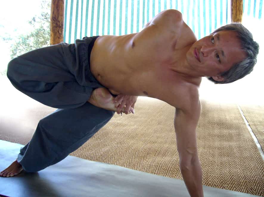 Osoba ćwicząca pozycję jogi ze względu na osteopatię sportową.