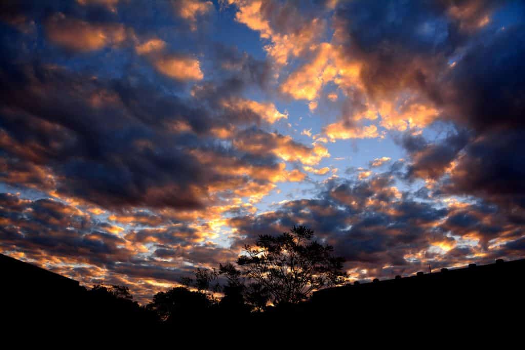 Un coucher de soleil avec des nuages d'ostéopathie sportive dans le ciel.
