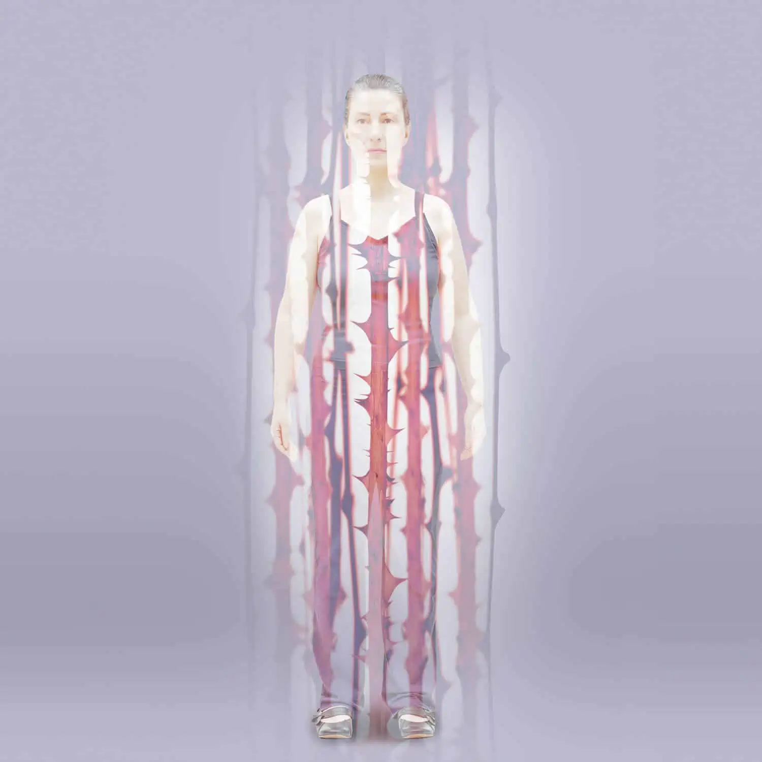 Das Bild einer Frau, die vor einem Vorhang steht und die Schönheit und Anmut der Osteopathie darstellt.