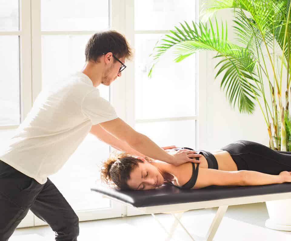 massaggiatore maschio che fa osteopatia di valutazione toracica 2021 08 27 11 28 26 utc
