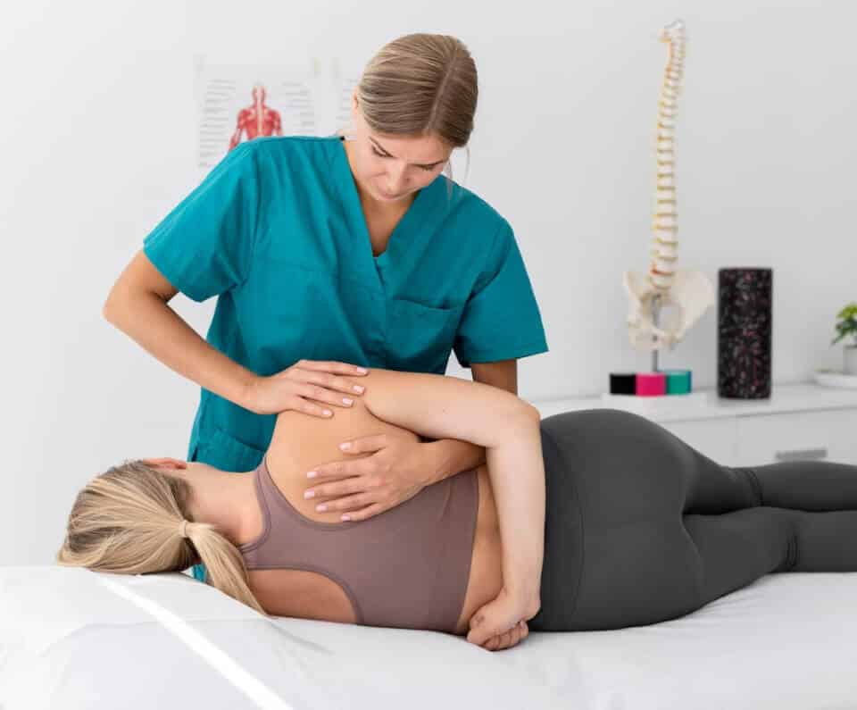 Eine Frau erhält von einem Physiotherapeuten eine entspannende Rückenmassage.