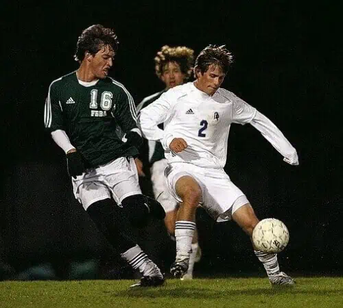 Zwei Fußballspieler spielen Sportosteopathie.