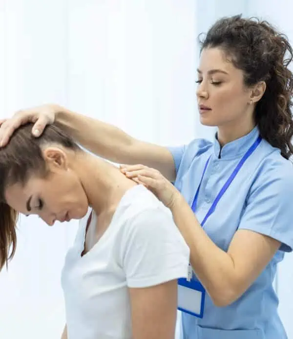 Eine Frau lässt ihren Hals bei einem Osteopathen in Hamburg untersuchen.