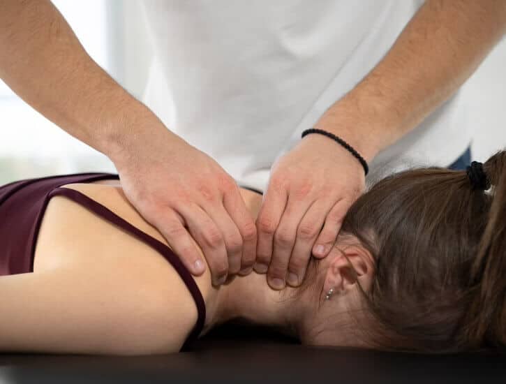 Eine Frau erhält eine therapeutische Rückenmassage durch einen erfahrenen Osteopathen in Hamburg.