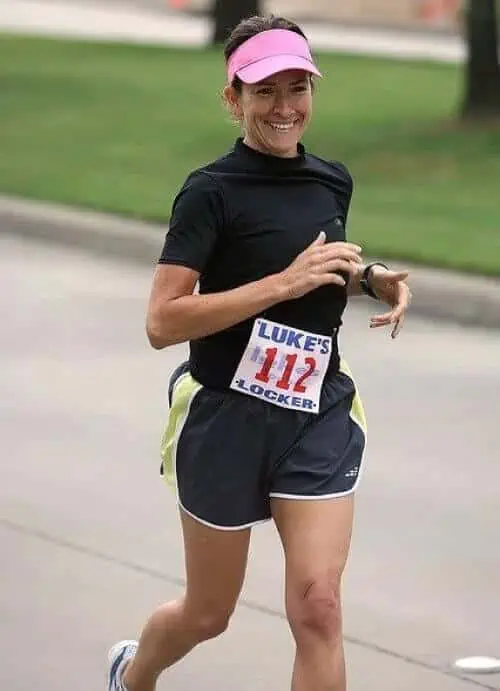 Eine Frau in Shorts nimmt an einem Rennen teil.