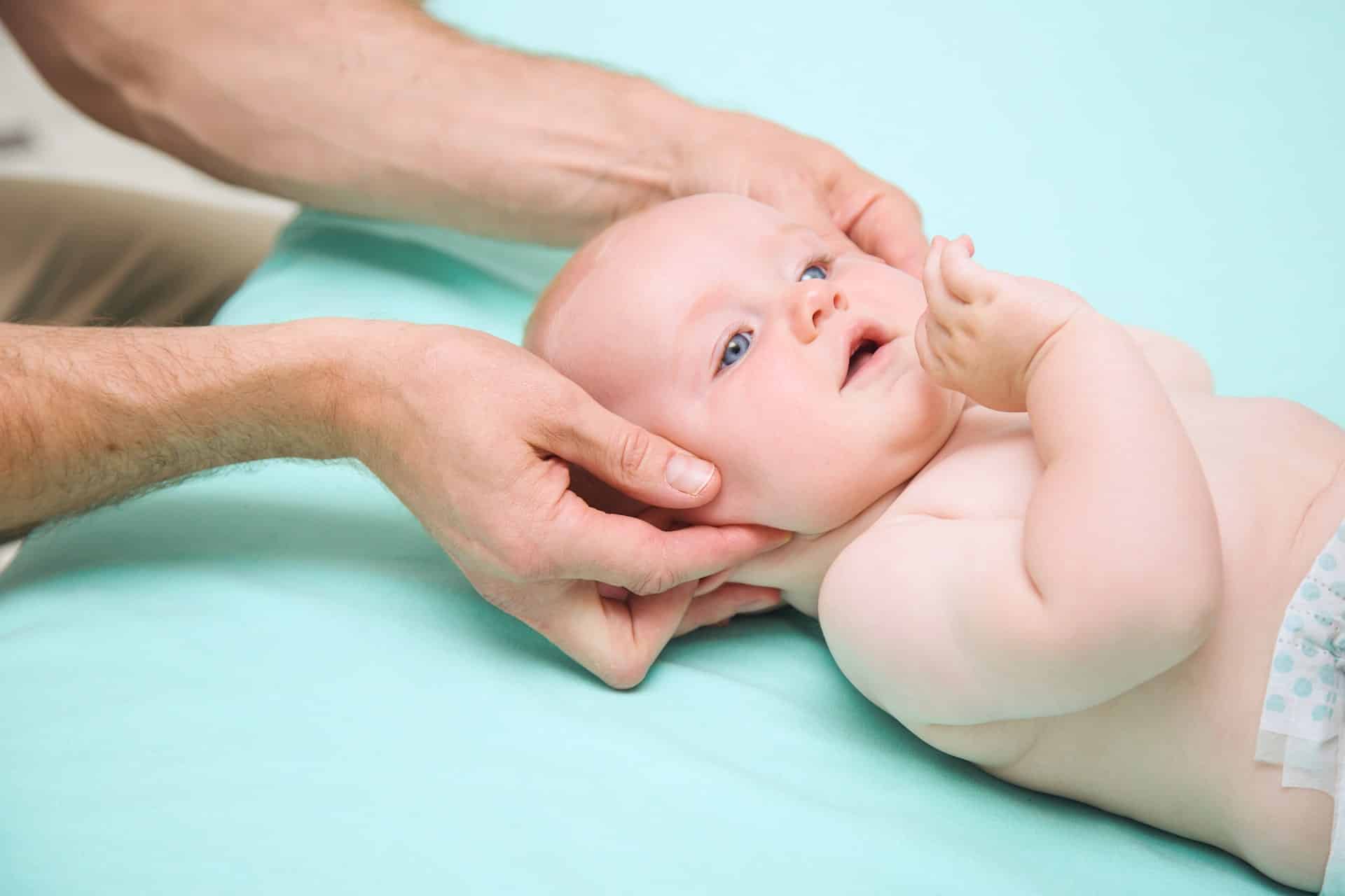 Un bébé est examiné par un ostéopathe à Hambourg pour l'ostéopathie.