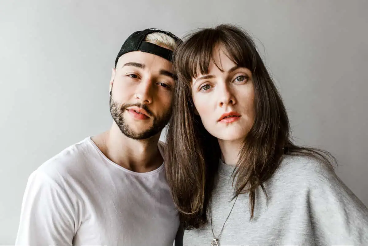 Ein Osteopath und eine Frau posieren für ein Foto in Hamburg.