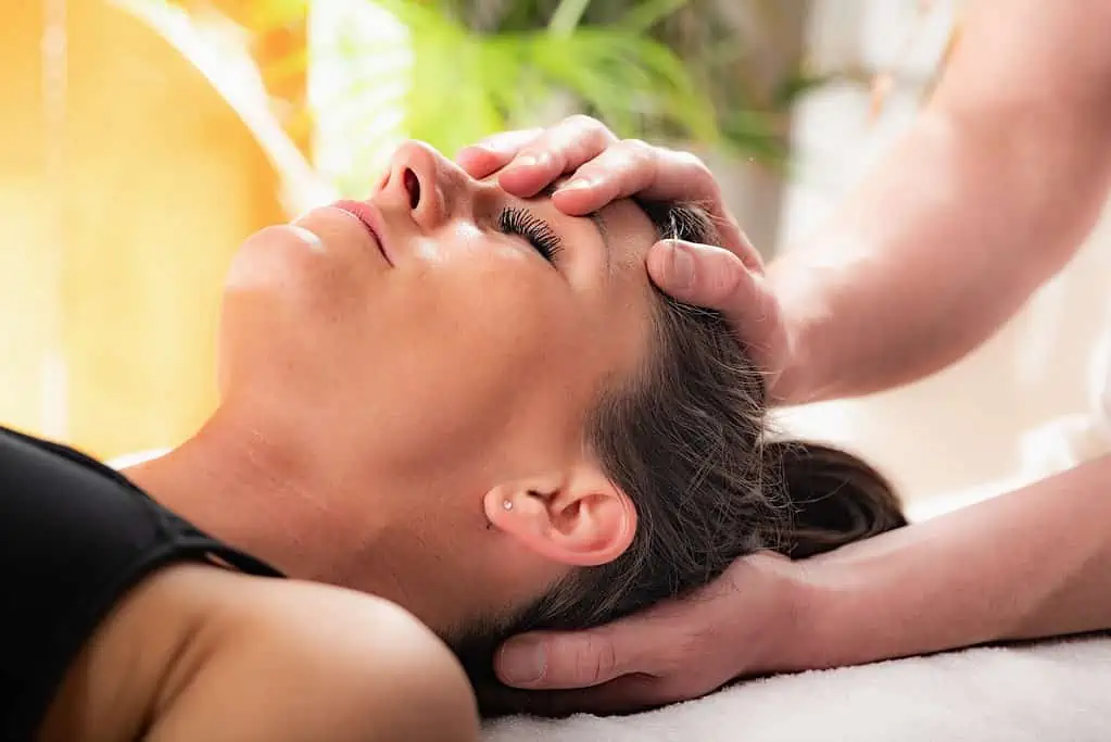 Eine Frau erhält eine osteopathische Massage in einem Hamburger Spa.