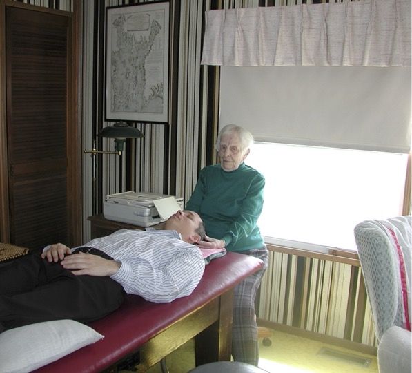 A man undergoing sports osteopathic treatment on a bed in Hamburg.