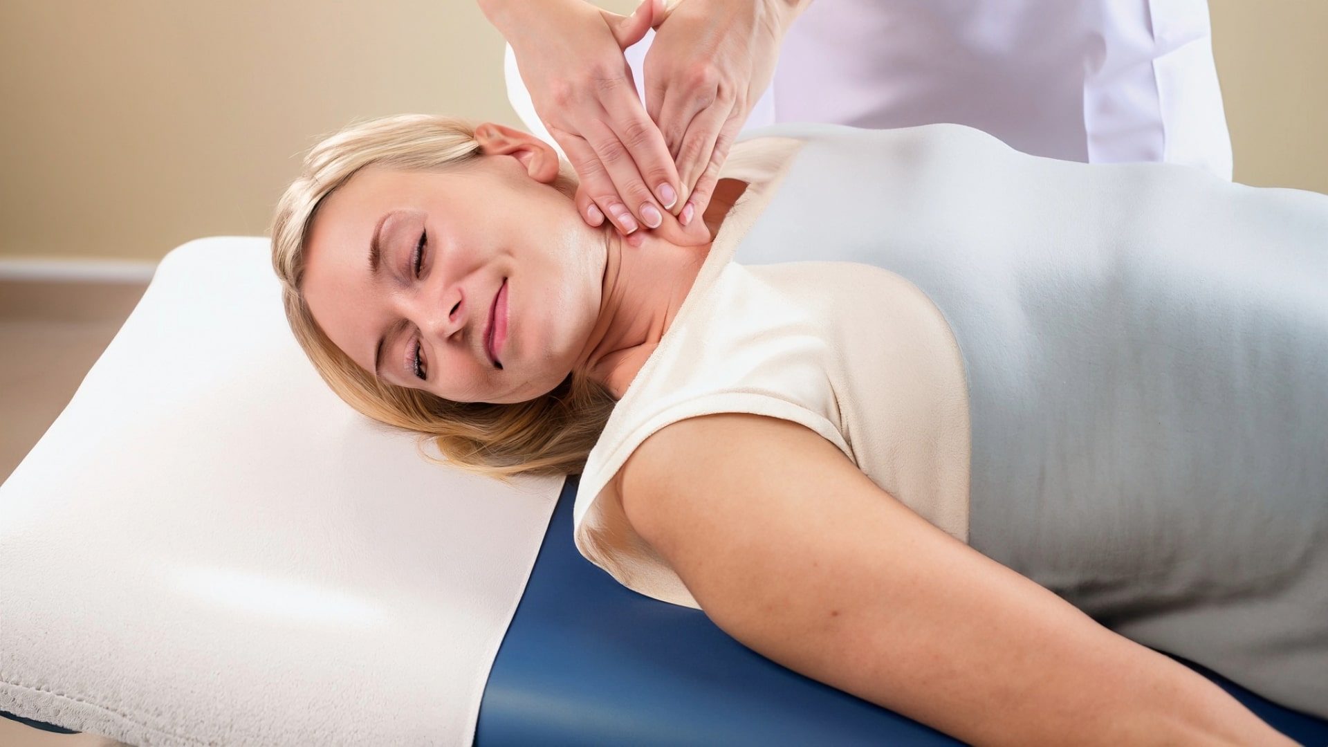 Kobieta otrzymuje masaż karku od wyszkolonego osteopaty w Hamburgu.