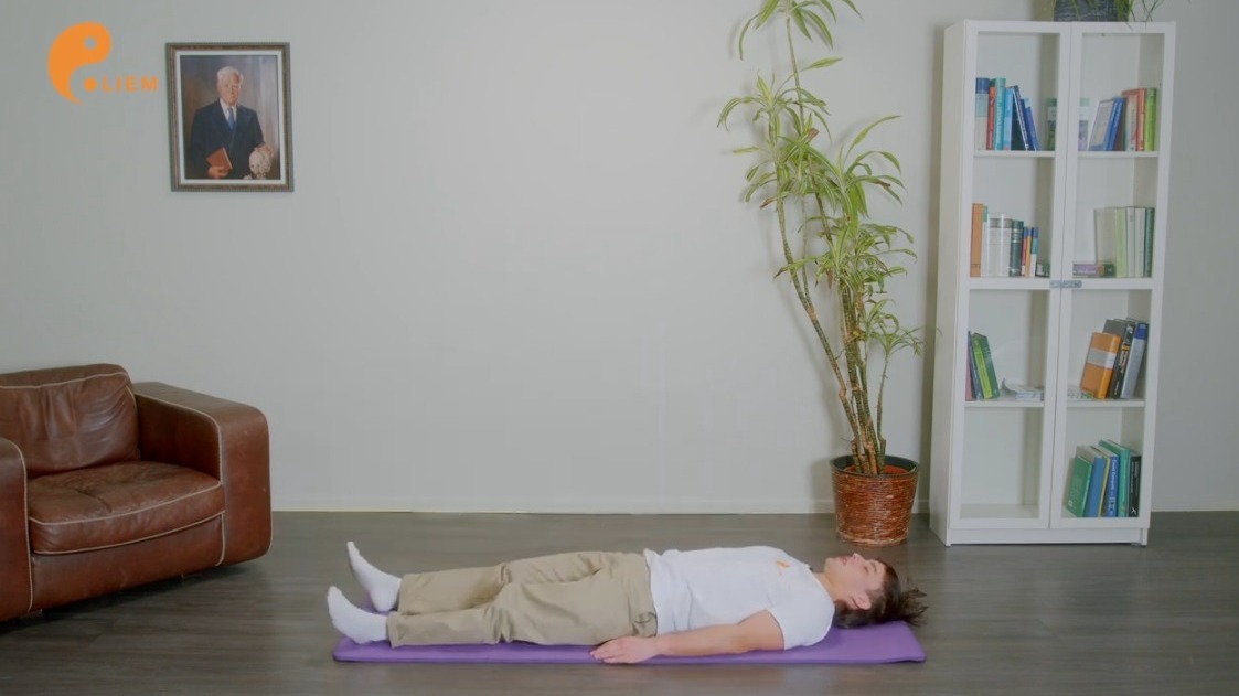 Person macht Crunches auf einer Yogamatte in einem Raum mit modernem Dekor.