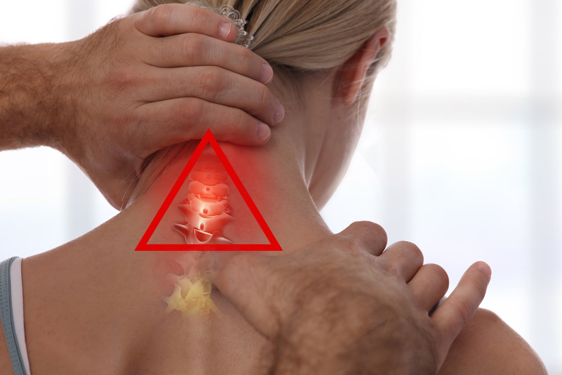 Ein Physiotherapeut tastet die Halswirbelsäule einer Frau ab. Dabei ist ein roter dreieckiger Bereich hervorgehoben, der Nackenschmerzen oder einen Fokus anzeigt.