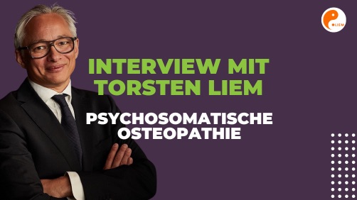 Eine Person in Anzug und Brille steht mit verschränkten Armen auf violettem Hintergrund. Der Text lautet: „Interview mit Torsten Liem – Psychosomatische Osteopathie“. Oben rechts befindet sich das PlusPunkt-Logo.