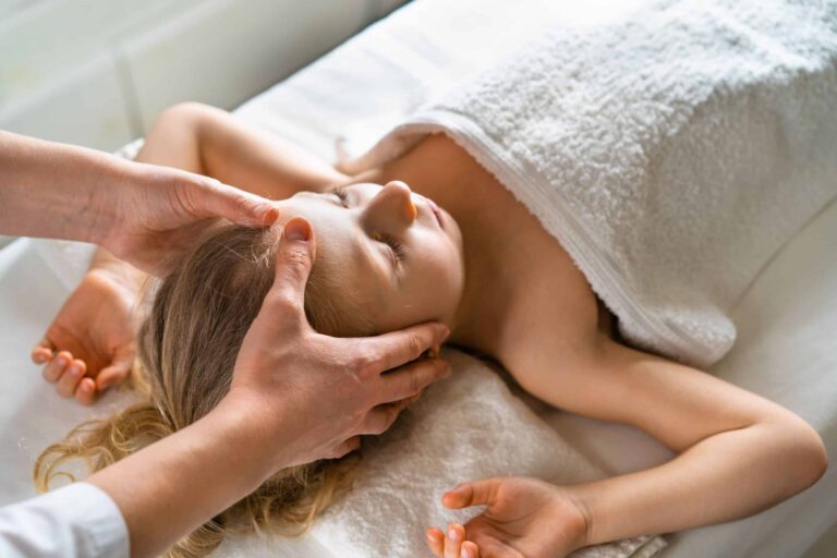 Kind liegt entspannt auf Behandlungsliege – sanfte Kinderosteopathie Hamburg im Osteopathiezentrum Liem