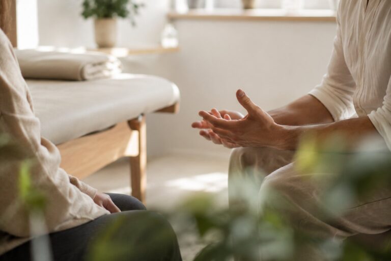 Osteopath im Beratungsgespräch mit Patientin – So finden Sie den richtigen Osteopathen in Hamburg