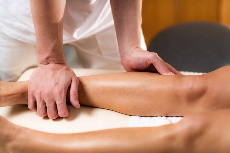 Osteopath behandelt Patient manuell an Rücken und Beinen – Osteopathie vs. Physiotherapie Hamburg