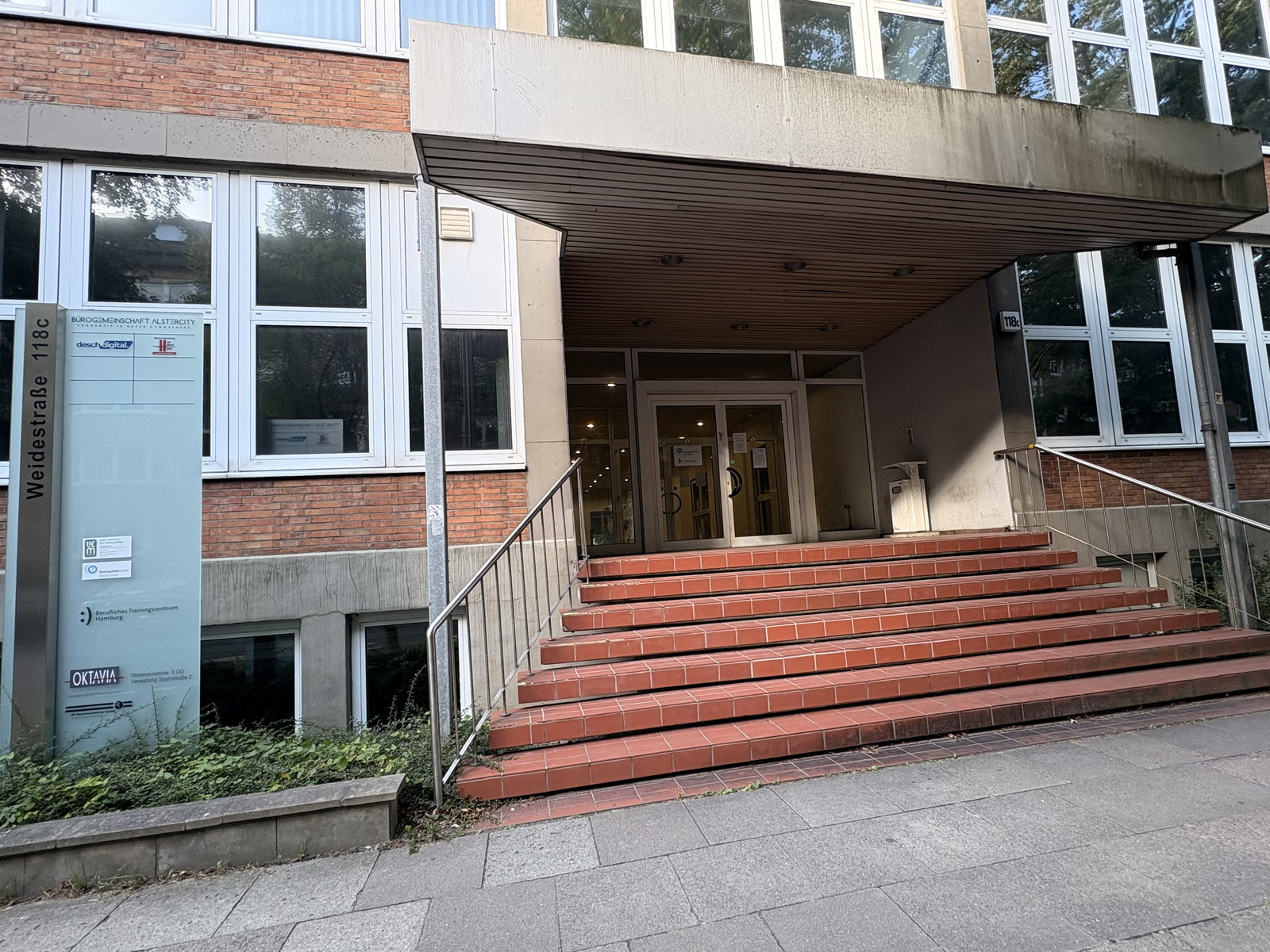 Eingang Weidestraße 118c in Hamburg-Barmbek, Straßenseite mit Hausnummernstele – Osteopathiezentrum Liem